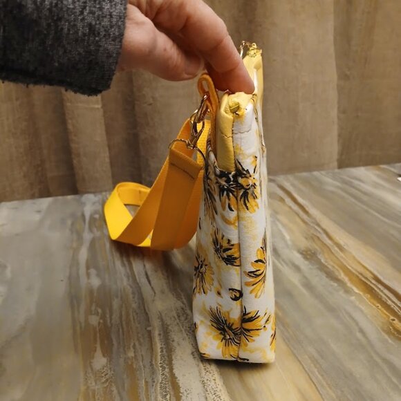 New Travel Sling Crossbody Yellow White Pebbled faux leather & Daisy fabric Gold - Picture 7 of 15